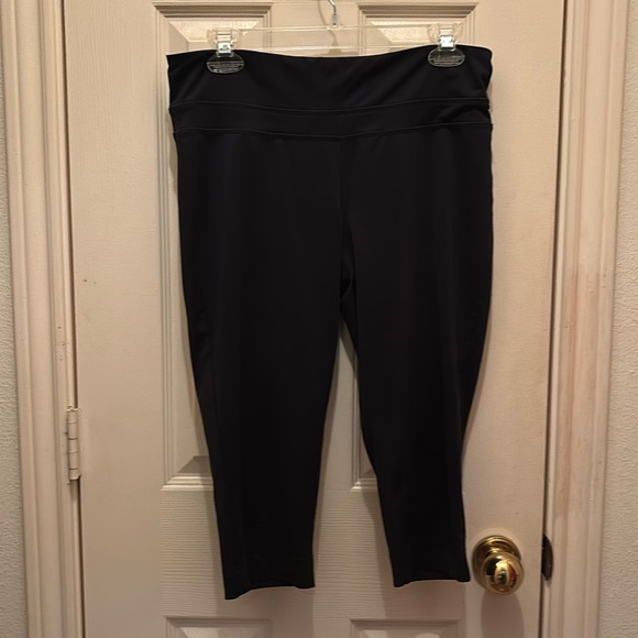tek gear Pants - Women’s Tek Gear Black Capri Yoga Pants